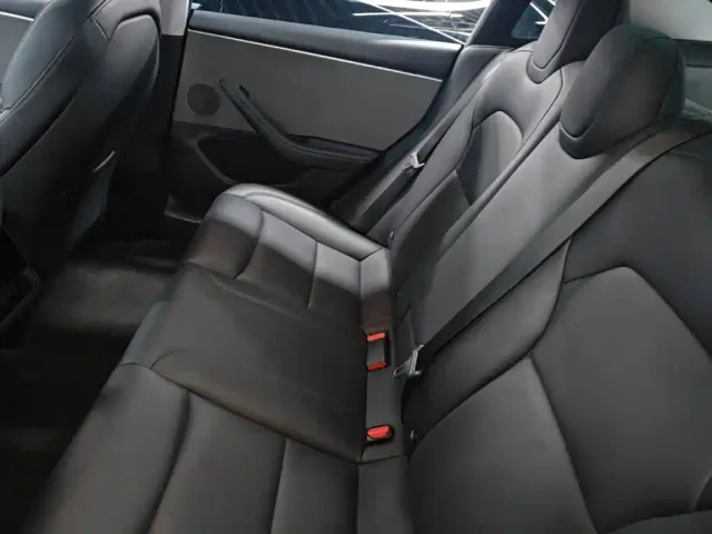 Tesla Model 3 — Фото автомобиля 16