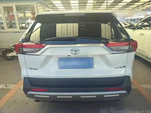 Toyota RAV4 — Фото автомобиля 5