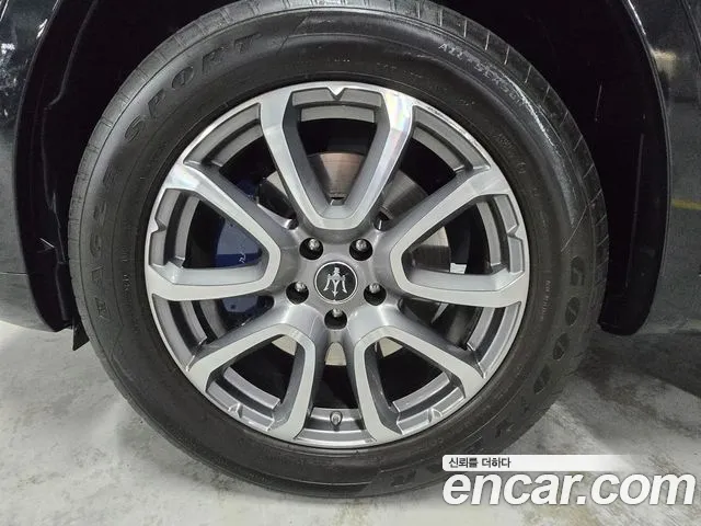 Maserati Levante — Фото автомобиля 6