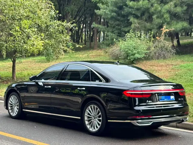 Audi Audi A8 2022 A8L 50 TFSI quattro Comfort Collector's Edition — Фото автомобиля 4
