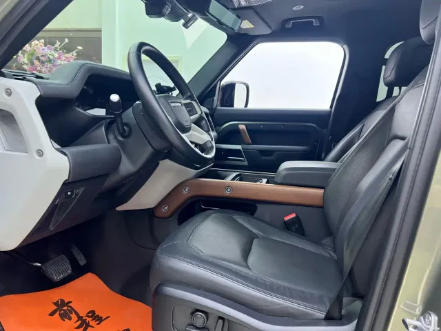 Land Rover Defender — Фото автомобиля 10