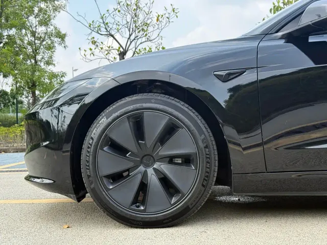 Tesla Model 3 — Фото автомобиля 14