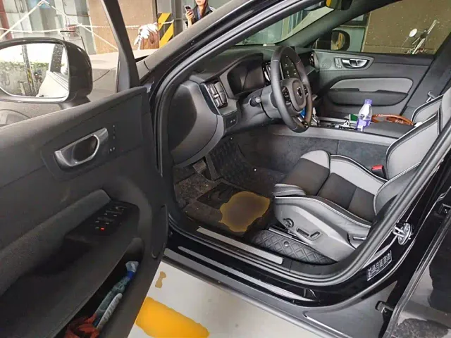 Volvo XC60 — Фото автомобиля 12