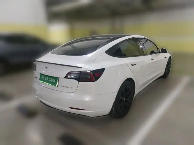 Tesla Model 3 — Фото автомобиля 4