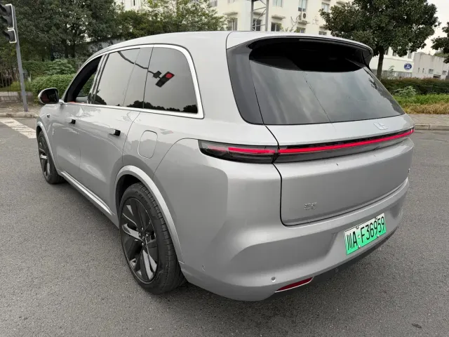 Li Auto L8 — Фото автомобиля 4
