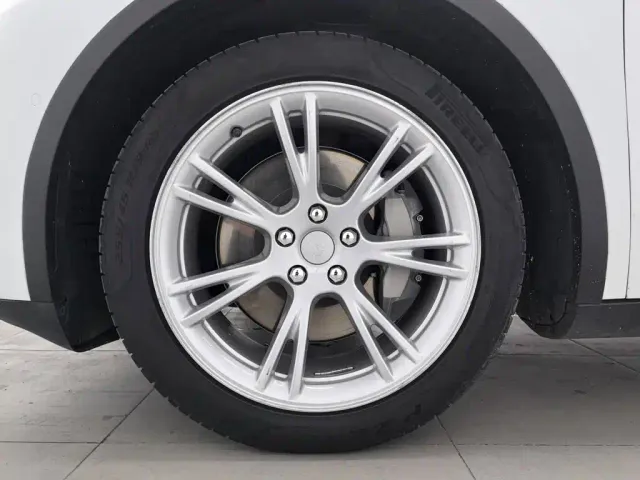 Tesla Model Y — Фото автомобиля 17