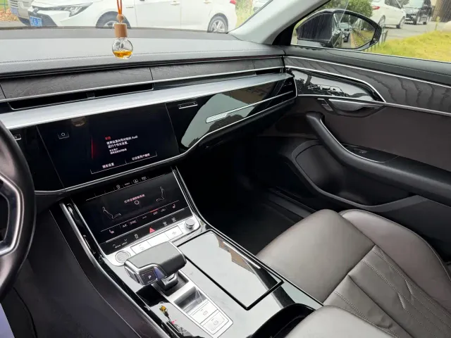 Audi A8 — Фото автомобиля 16