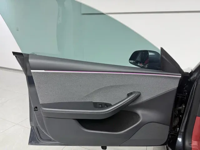 Tesla Model 3 — Фото автомобиля 13