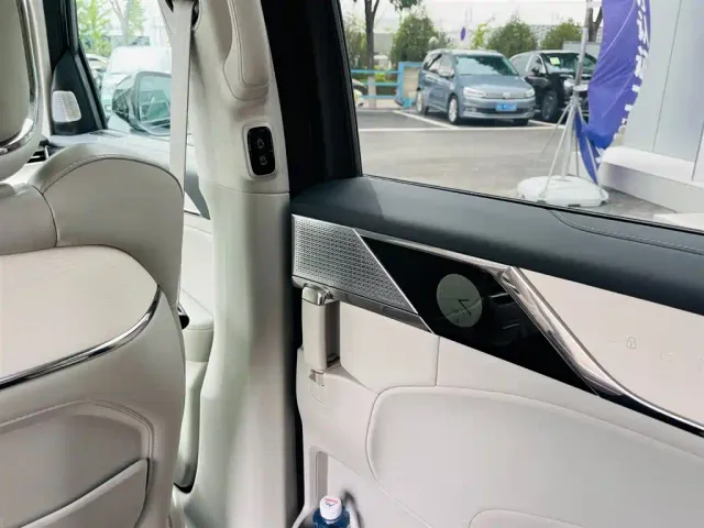 Volvo EM90 — Фото автомобиля 14