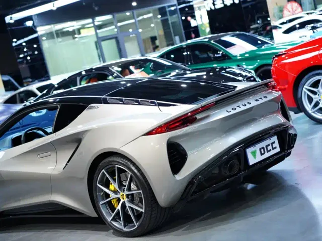 Lotus Emira — Фото автомобиля 6