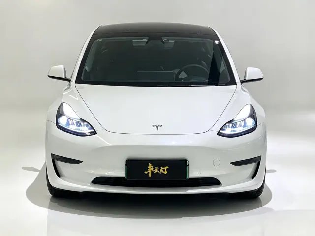 Tesla Model 3 — Фото автомобиля 2