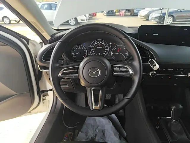 Mazda Axela — Фото автомобиля 10