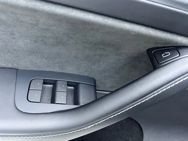 Tesla Model Y — Фото автомобиля 12