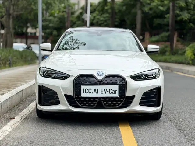 BMW i4 — Фото автомобиля 17