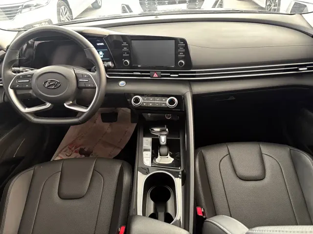 Hyundai Elantra — Фото автомобиля 4