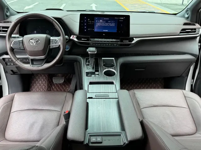Toyota Sienna — Фото автомобиля 6