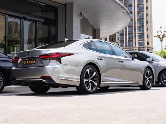 Lexus LS — Фото автомобиля 3