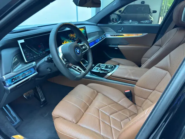 BMW i7 — Фото автомобиля 10