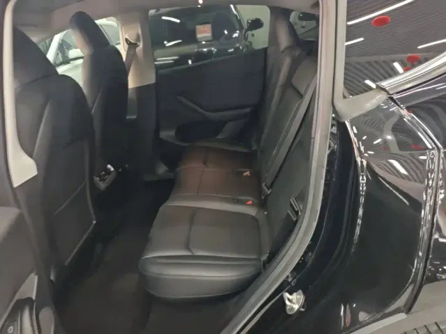 Tesla Model Y — Фото автомобиля 12