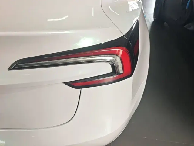 Tesla Model 3 — Фото автомобиля 7