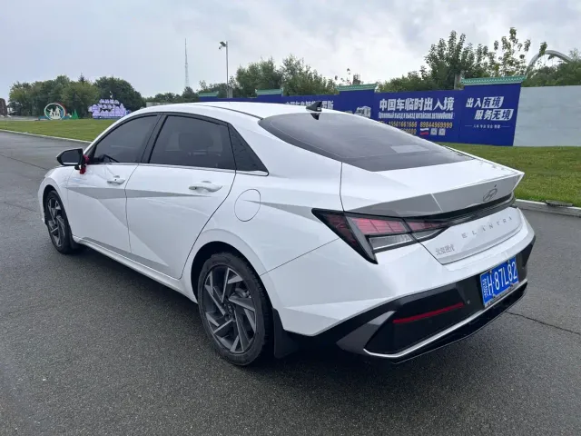 Hyundai Elantra — Фото автомобиля 12