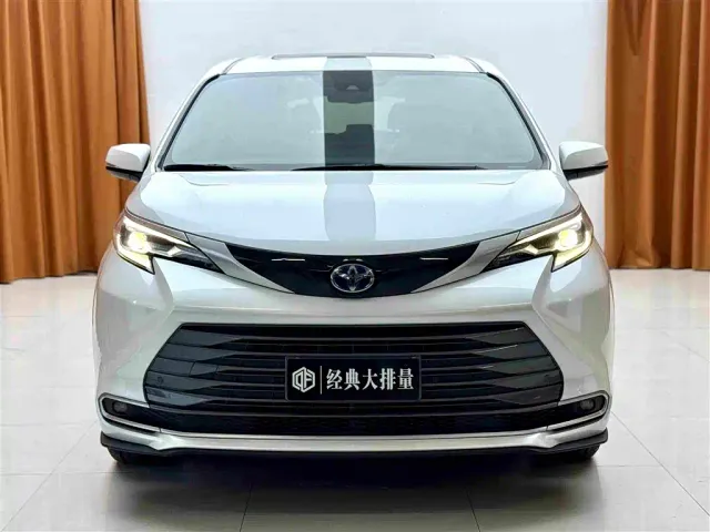 Toyota Sienna — Фото автомобиля 2