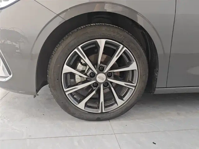 Geely Emgrand — Фото автомобиля 22