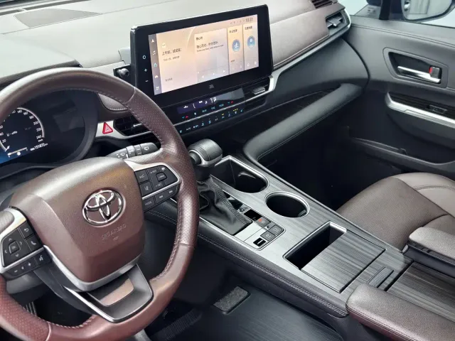 Toyota Sienna — Фото автомобиля 10