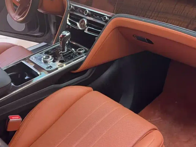 Bentley Flying Spur — Фото автомобиля 8
