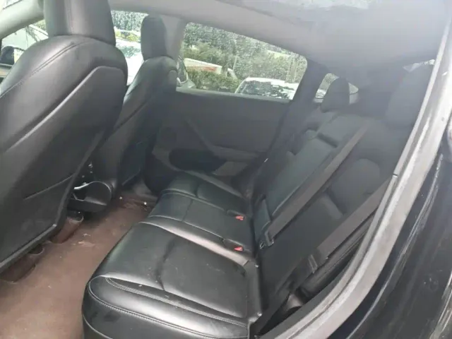 Tesla Model Y — Фото автомобиля 16