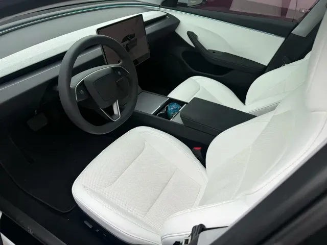 Tesla Model 3 — Фото автомобиля 2