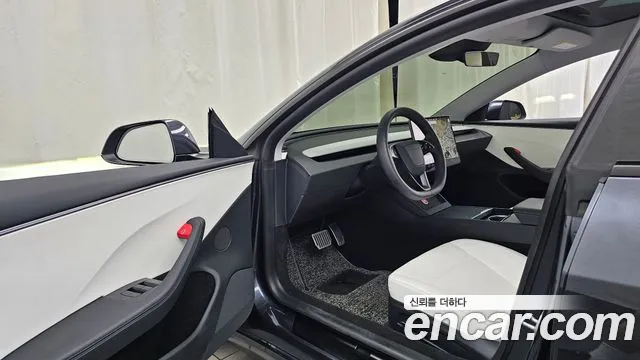 Tesla Model 3 — Фото автомобиля 10