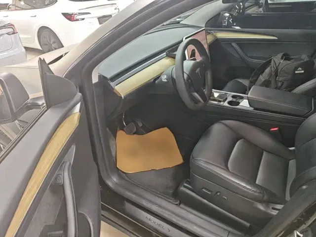 Tesla Model Y — Фото автомобиля 15