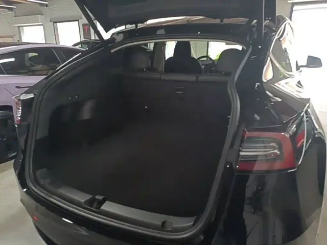 Tesla Model Y — Фото автомобиля 18