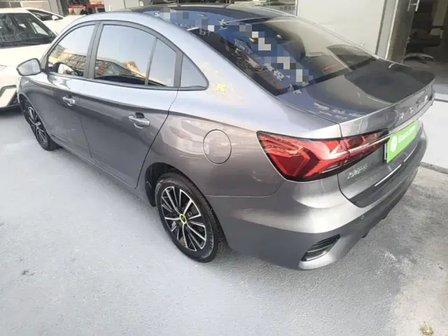 Roewe i5 — Фото автомобиля 4