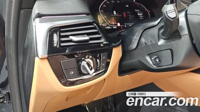 BMW 5 Series G30 — Фото автомобиля 23