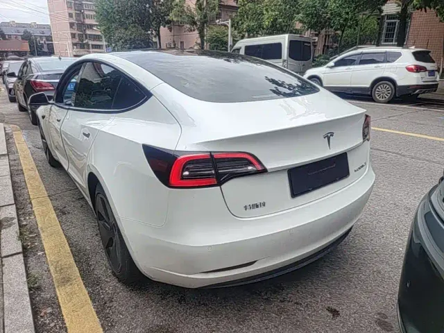 Tesla Model 3 — Фото автомобиля 4