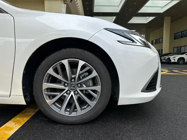 Lexus ES — Фото автомобиля 28