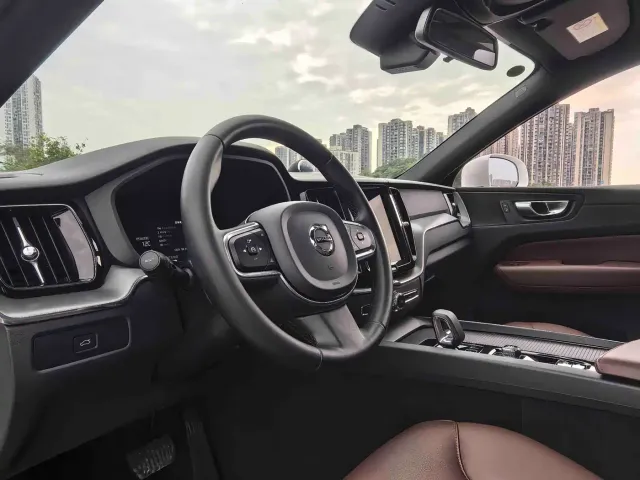 Volvo XC60 — Фото автомобиля 18