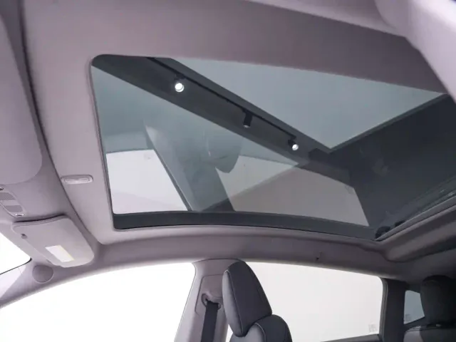 Tesla Model Y — Фото автомобиля 17