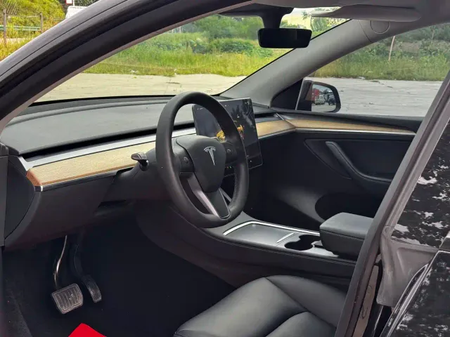 Tesla Model Y — Фото автомобиля 12