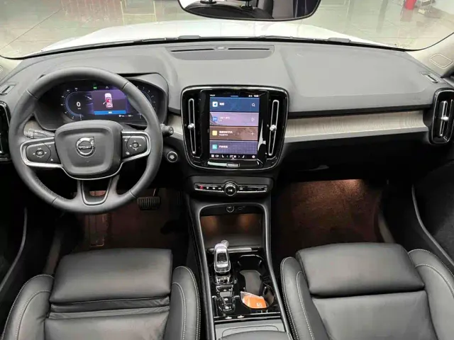 Volvo XC40 — Фото автомобиля 7