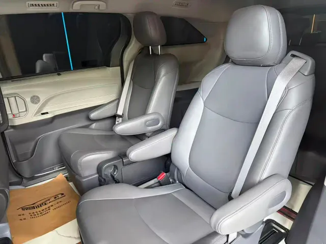 Toyota Sienna — Фото автомобиля 10