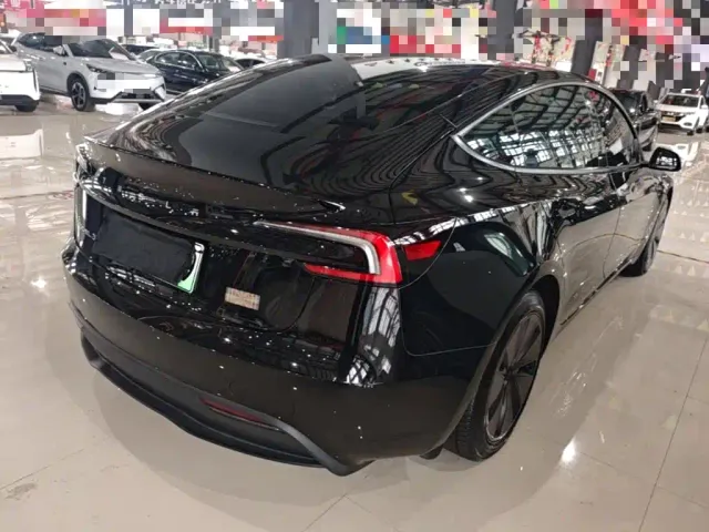 Tesla Model 3 — Фото автомобиля 6