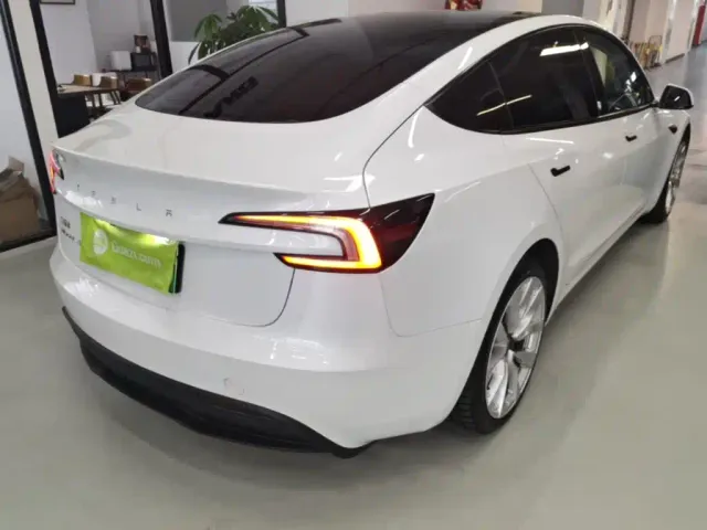 Tesla Model 3 — Фото автомобиля 6