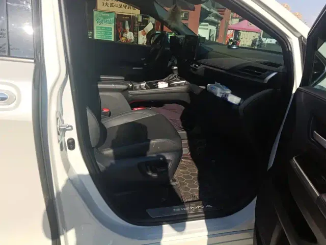 Toyota Sienna — Фото автомобиля 8