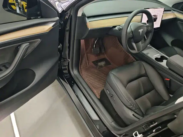 Tesla Model Y — Фото автомобиля 15