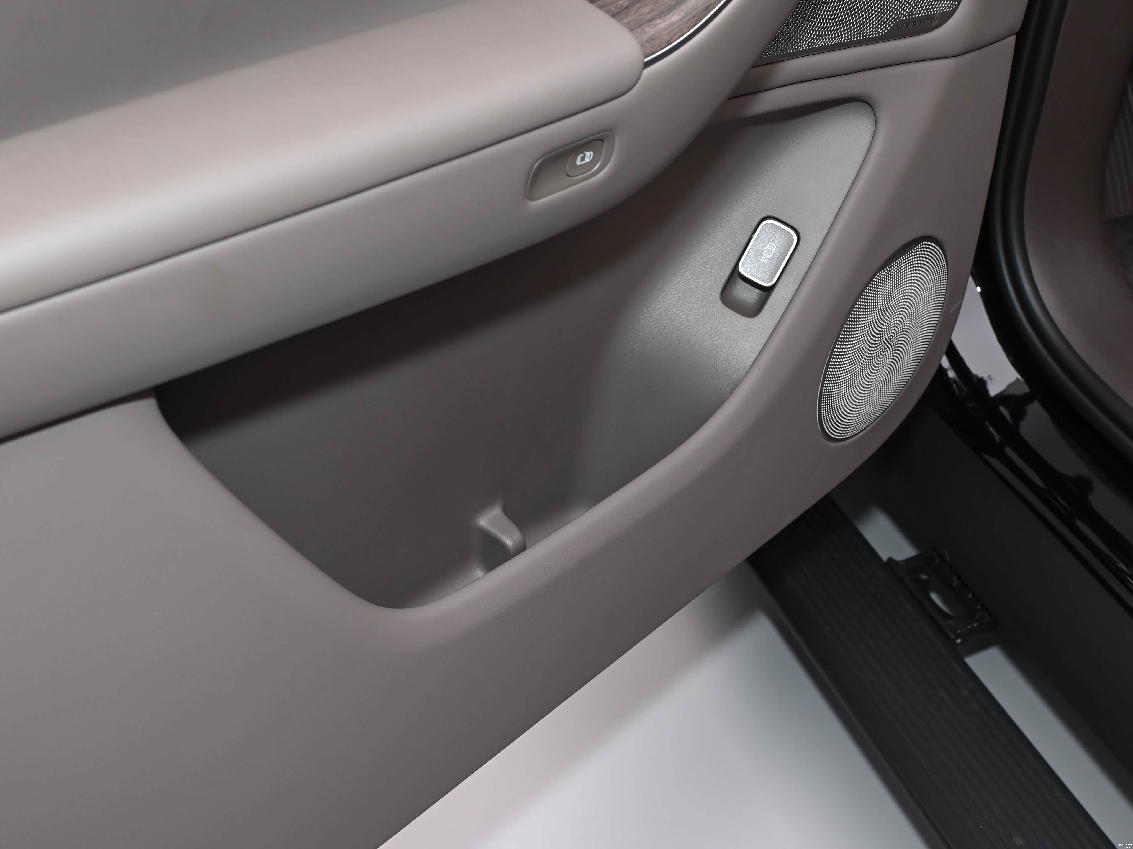 AITO M7 EREV Ultra 5 seats 4wd — Фото автомобиля 7