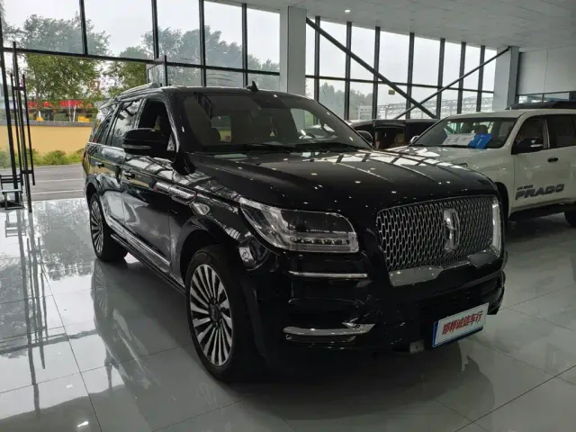 Lincoln Navigator — Фото автомобиля 3