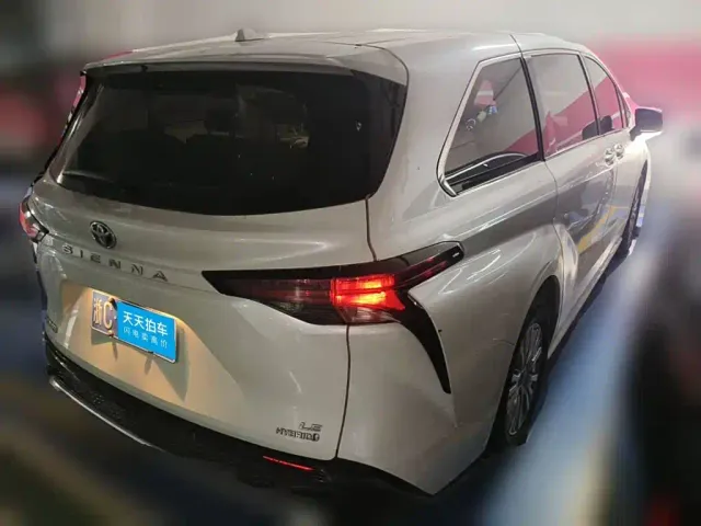 Toyota Sienna — Фото автомобиля 2